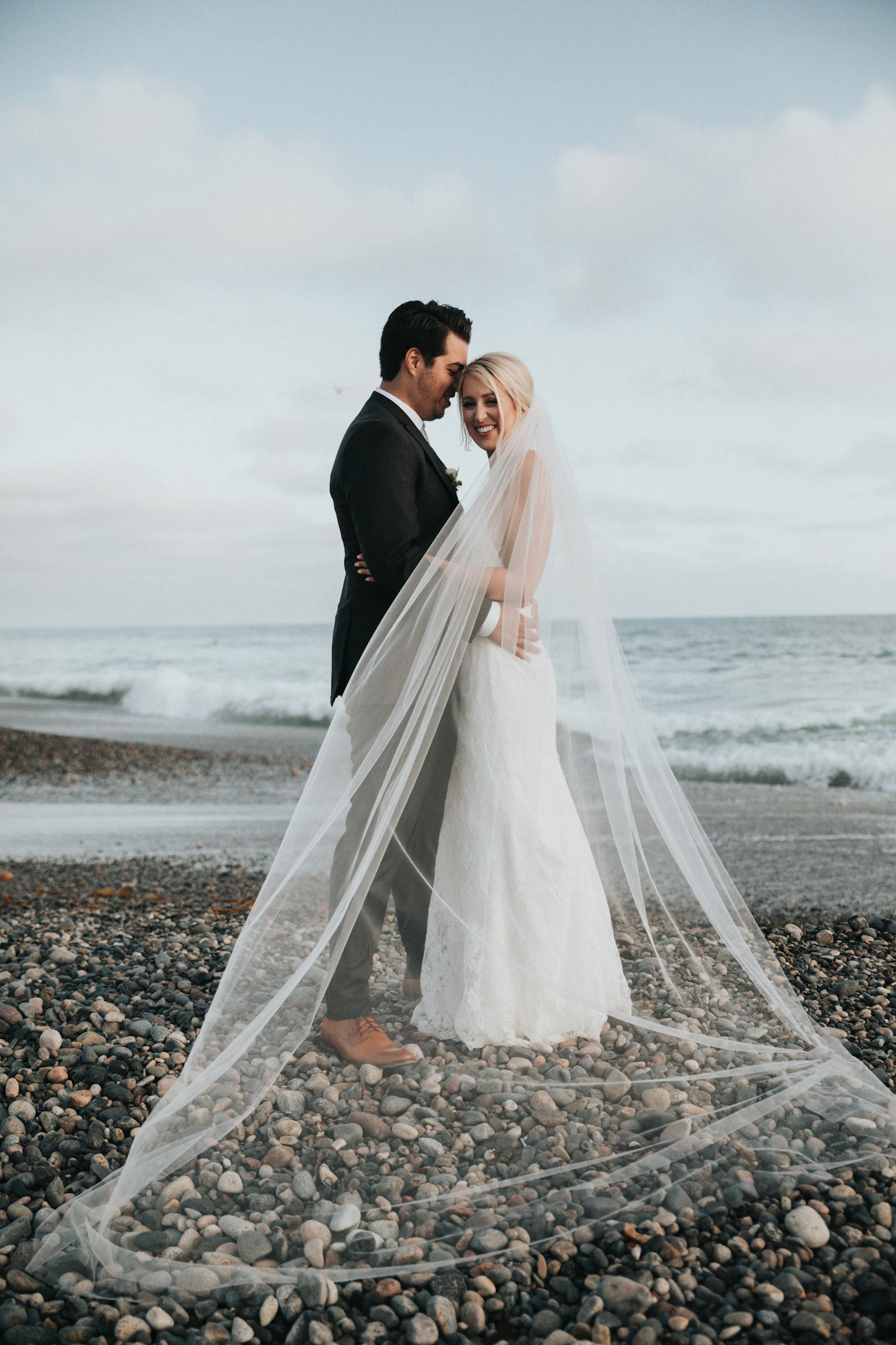 Una pareja celebrando frente al mar