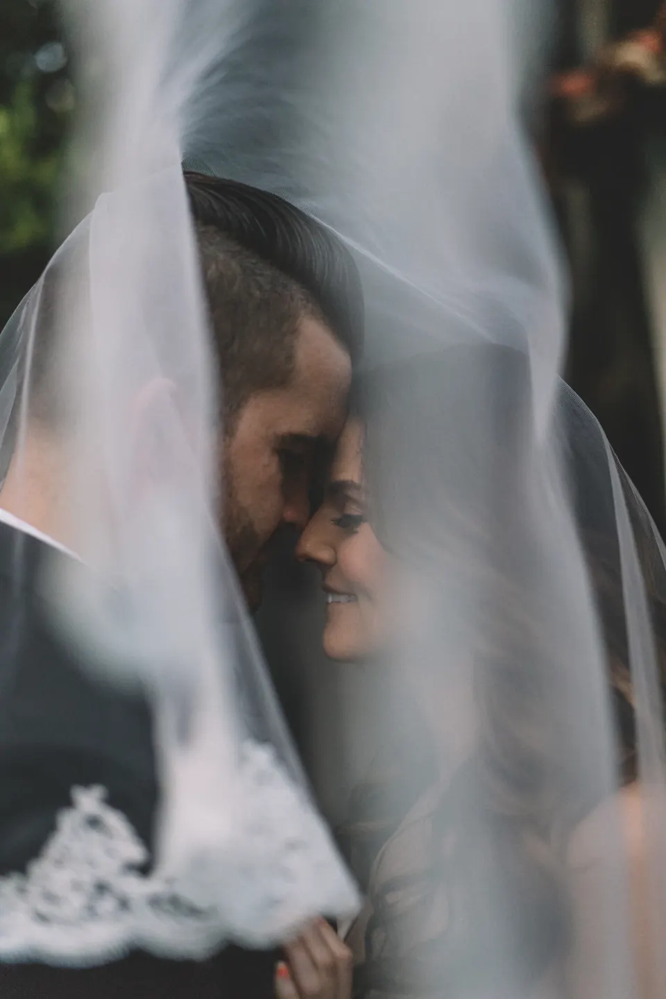 Una pareja compartiendo un instante antes de su matrimonio